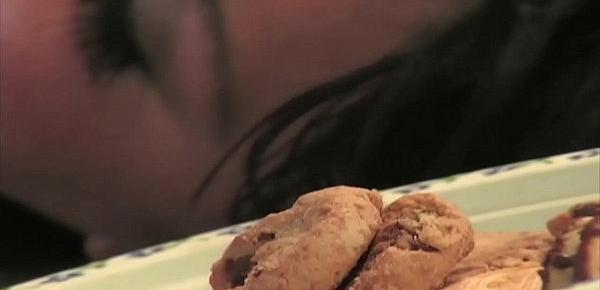  Cookies er for tørre, så du kan starte med at sprænge og hælde de gode dråber over cookies ... have det sjovt